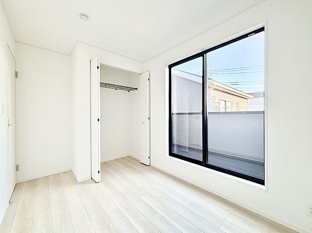 バルコニーが開放感をプラスしてくれる洋室