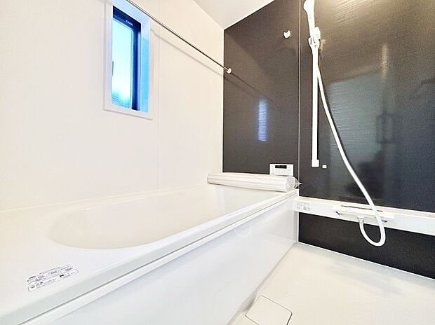 一日の疲れを癒してくれる明るい清潔感のあるバスルーム