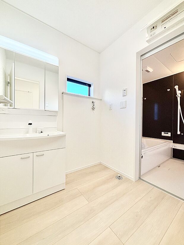 清潔感のある快適空間です。毎日の身支度も気持ち良くお使い頂けます。