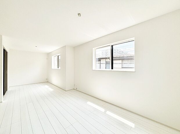 日当たりのいいリビングでゆったりとしたティータイムを！ お気に入りのグリーンを飾れば更に心地よさがアップ！