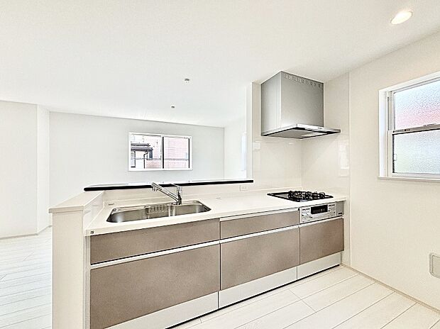 窓のある明るいキッチン。換気にも役立ちます。 