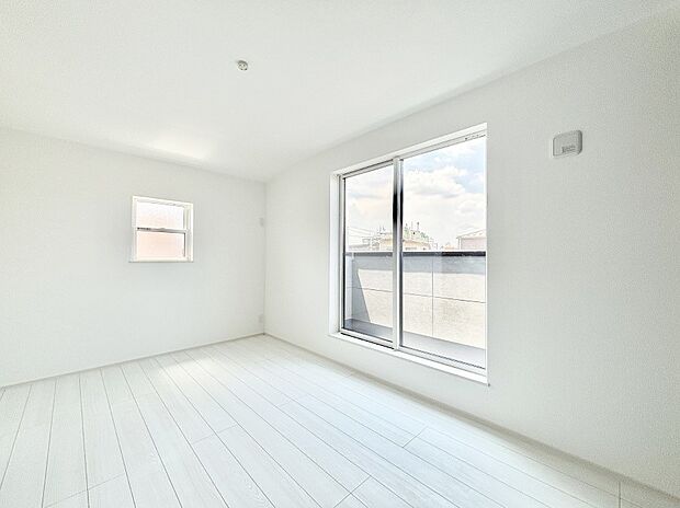 2面採光で気持ちよく自然光が取り入れられるのでお子様のお部屋にもピッタリ