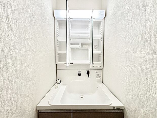 三面鏡の裏に、化粧品や衛生用品などを収納可能。洗面台をすっきりと保ちます！  