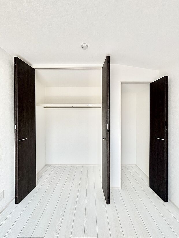 洋室のクローゼット。奥行きがあるので厚手の衣類もすっきり収まります。