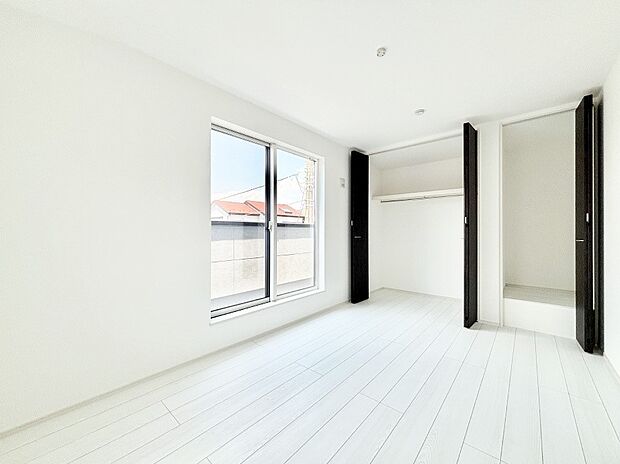 バルコニーが開放感をプラスしてくれる洋室  