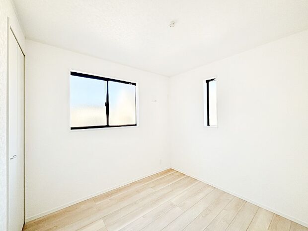 2面採光で気持ちよく自然光が取り入れられるのでお子様のお部屋にもピッタリ