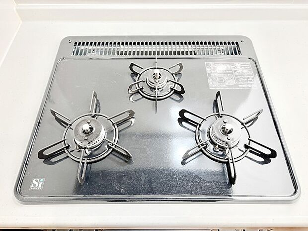 ガスコンロはＳｉセンサー搭載。火力調節や焦げ付き・消し忘れも防いでくれます。