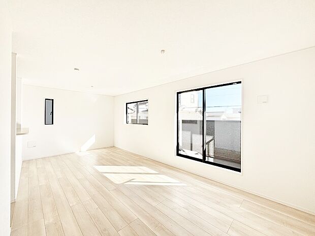 大きな窓からたっぷりの陽光と風を感じられるリビング  