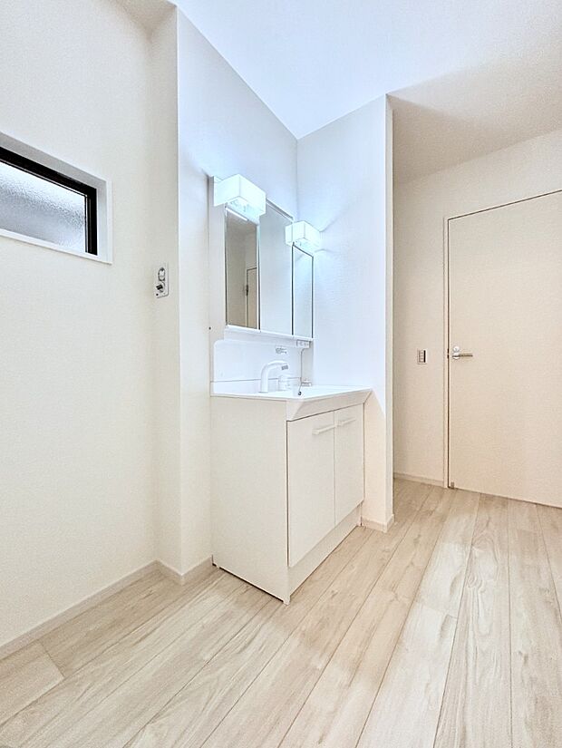 ゆとりの洗面スペースで朝の身支度もスムーズに