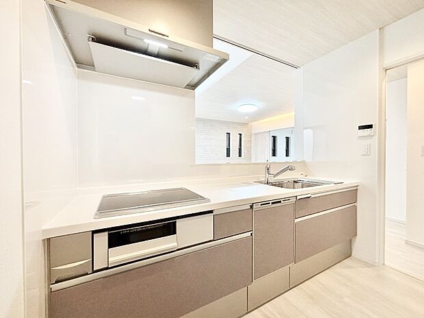 リビングで遊ぶお子様を見守りながらお料理ができる対面キッチン。