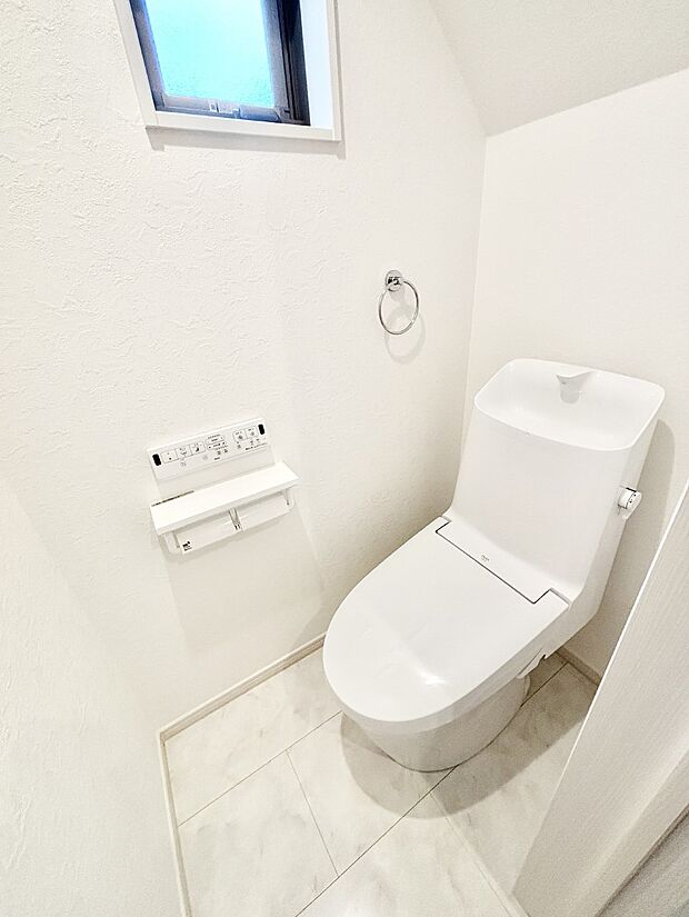 明るく清潔感のあるトイレです。