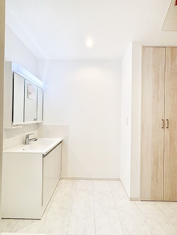 明るい洗面所は毎朝の身支度も楽しくできちゃいそうです。