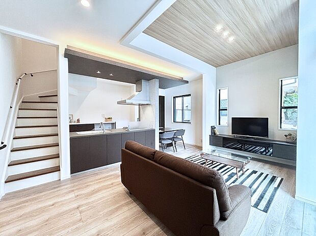 明るい陽光が注ぎ、寛ぎの雰囲気に満たされるリビング・ダイニング。 