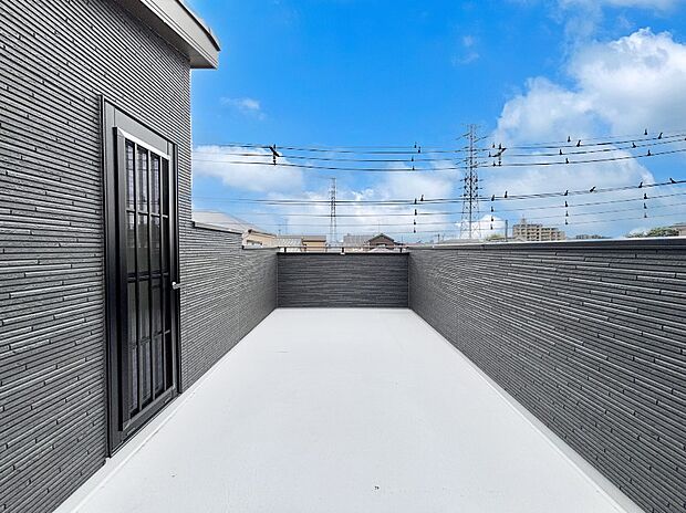 ゆったりバルコニーだから沢山お洗濯ものを干せます。