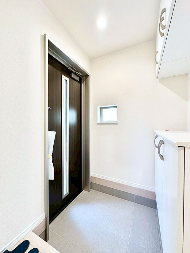 明るい玄関はお客様をお出迎えするのにぴったりです!