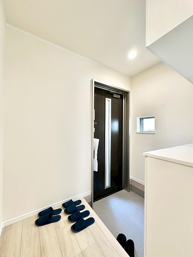 ご家族やお客様を気持ちよくお出迎えできる穏やかな雰囲気の玄関です。