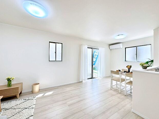 ご家族の賑やかな話し声で包まれる明るいリビング。