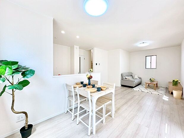 家族団らんの時間も増えそうなくつろぎのリビングダイニング。