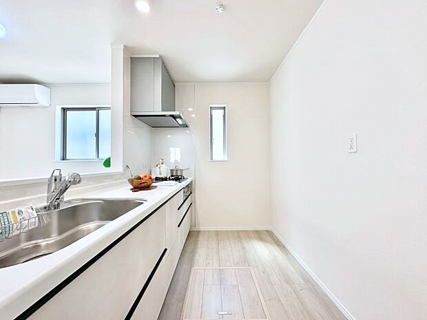 広々とした使い勝手の良いキッチンで日々のお料理も楽しくなりそう  