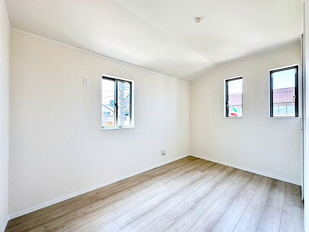 窓からのやさしい光が心地よいプライベートルーム