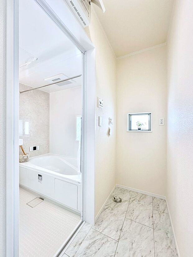 明るい洗面所は毎朝の身支度も楽しくできちゃいそうです。