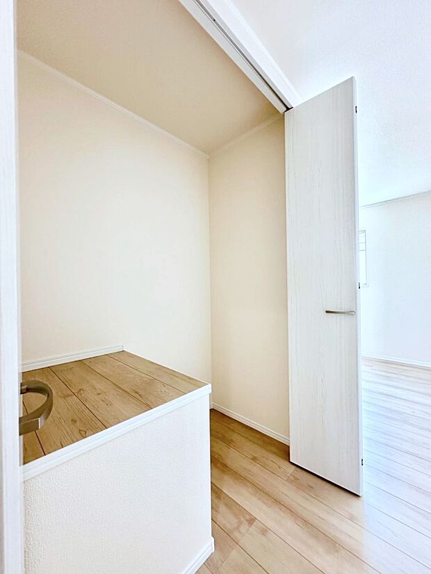 洋室のクローゼット。奥行きがあるので厚手の衣類もすっきり収まります。