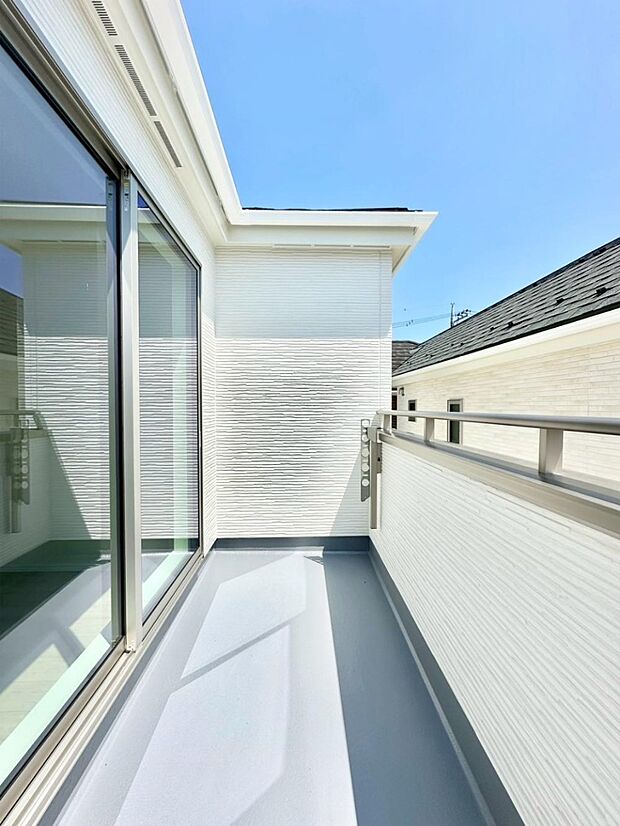 暖かな陽光が降り注ぐバルコニーはお洗濯におすすめ。爽やかな風も心地よいです。