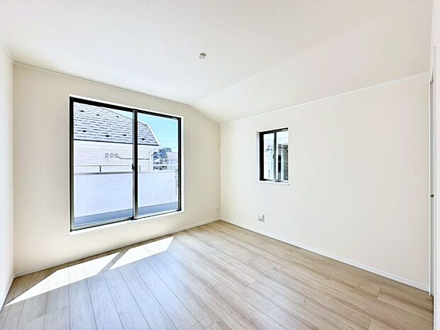 明るいバルコニーサイドに洋室を設置。目覚めの良い寝室に。