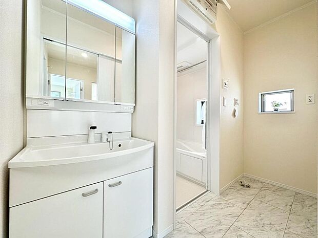 清潔感ある洗面化粧室で朝の身支度も快適