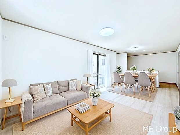 落ち着いた雰囲気のLDKは家族みんなの快適空間※家具はCGです