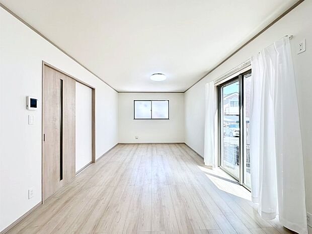 明るい陽光が注ぎ、寛ぎの雰囲気に満たされるリビング・ダイニング。