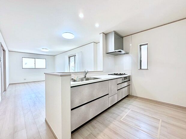 カウンター越しに楽しいおしゃべり。いつものお料理がもっと美味しくなりそうですね。