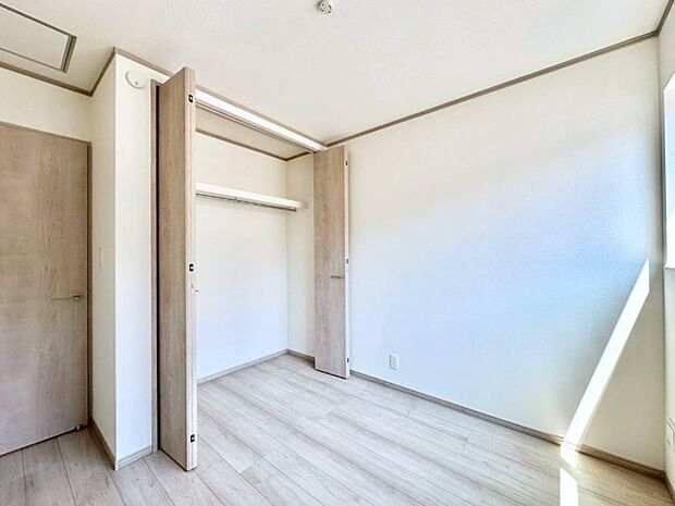 お子さまのお部屋としても!衣類の整理整頓に便利なクローゼット付きの洋室!