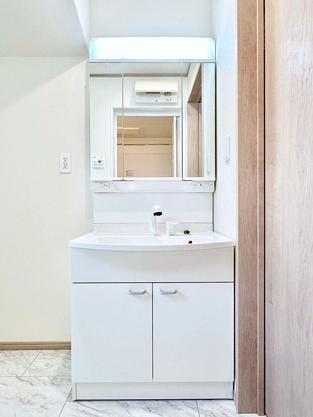 三面鏡が嬉しい洗面化粧台です。