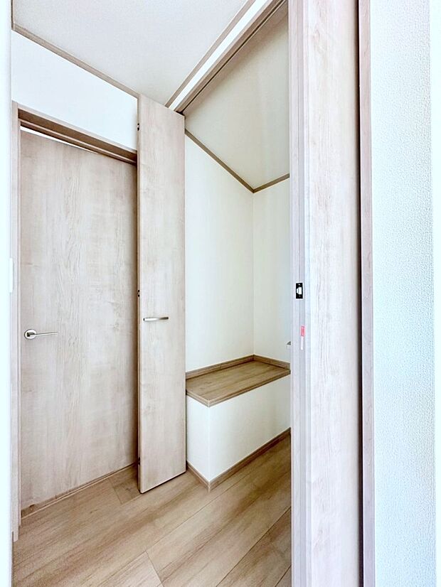 洋室のクローゼット。奥行きがあるので厚手の衣類もすっきり収まります。