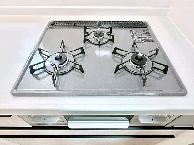 ガスコンロはSiセンサー搭載。火力調節や焦げ付き・消し忘れも防いでくれます。