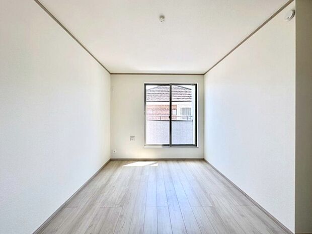 バルコニーが開放感をプラスしてくれる洋室