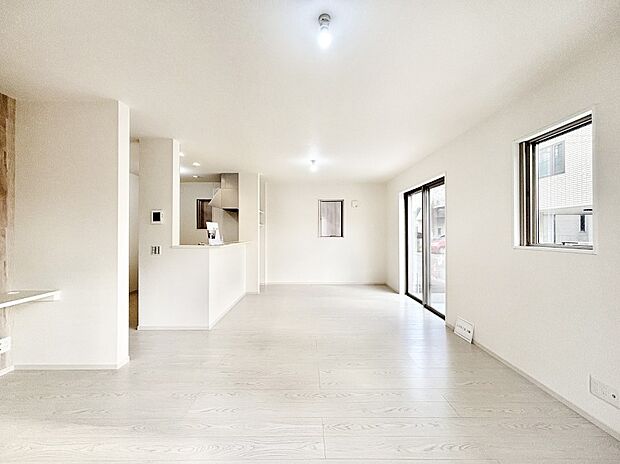 明るい陽光が注ぎ、寛ぎの雰囲気に満たされるリビング・ダイニング。   