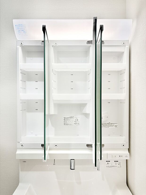 三面鏡の裏に、化粧品や衛生用品などを収納可能。洗面台をすっきりと保ちます！  