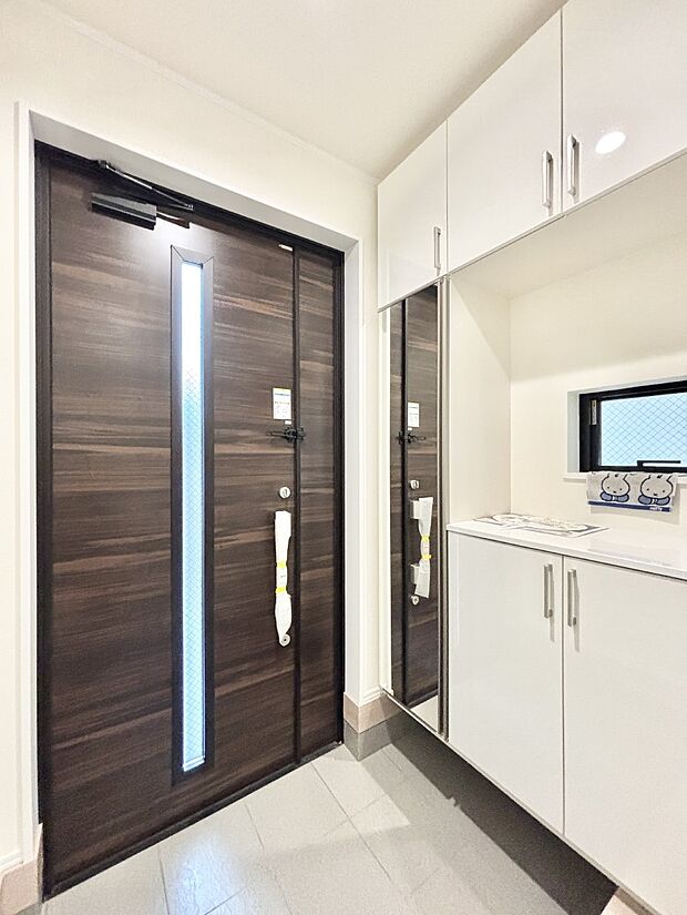 ガラススリットの入った玄関ドアが室内に光を届けてくれます