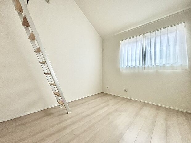 窓からのやさしい光が心地よいプライベートルーム