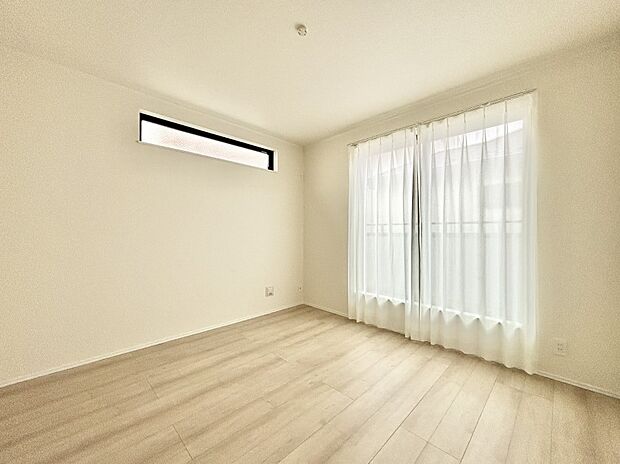 バルコニーが開放感をプラスしてくれる洋室