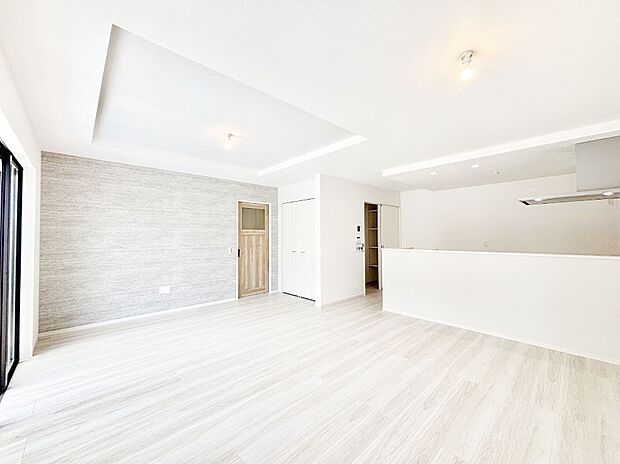 自然光が取り込まれ、家族団らんの場所を明るく演出