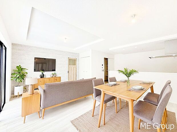 家族の和やかな会話が聞こえてきそう。開放感のあるリビングです。※家具はCGです