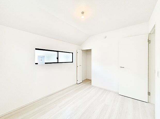 お子さまのお部屋としても!衣類の整理整頓に便利なクローゼット付きの洋室。