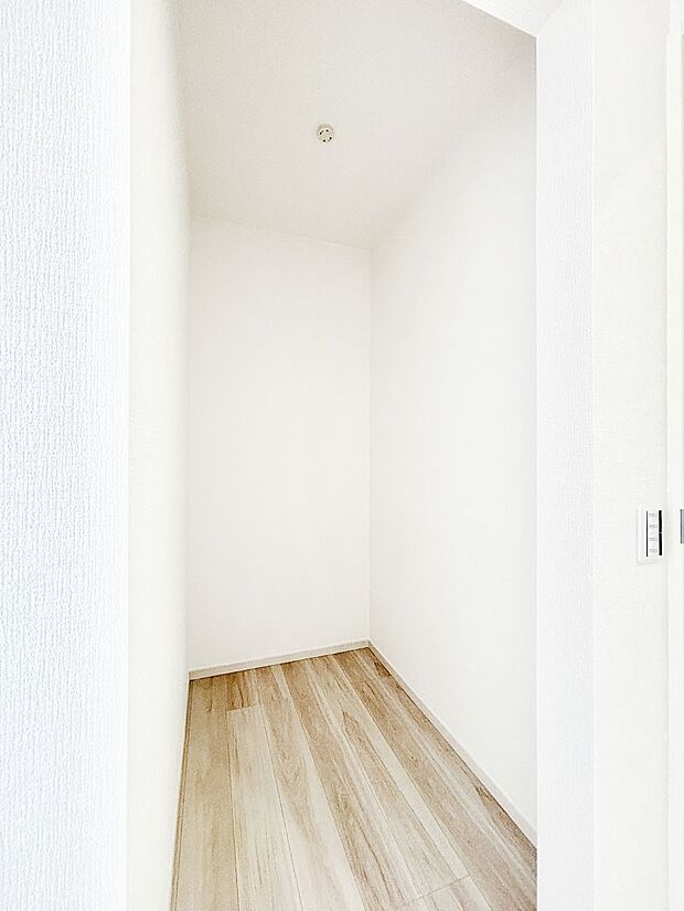 季節物の衣類もスッキリ収納できるウォークインクローゼット