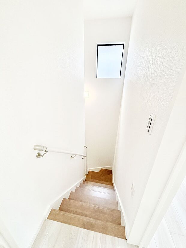 小さなお子様やご年配の方に嬉しい配慮!階段には手摺付きです。