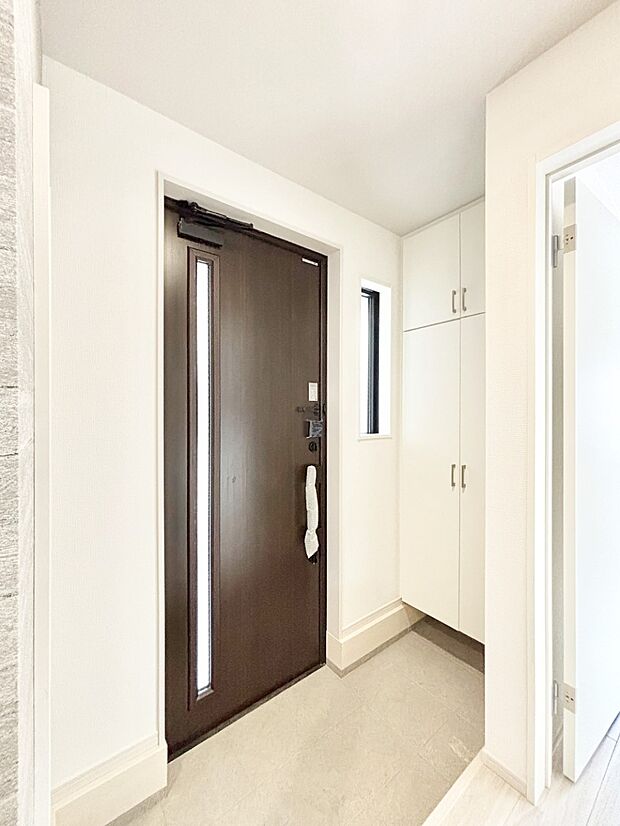 ガラススリットの入った玄関ドアが室内に光を届けてくれます