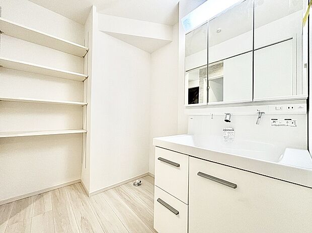 リネンスペースにはタオルやバスローブ、パジャマなどたっぷりしまえて洗面周りスッキリ!