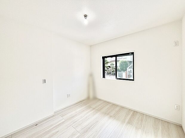 窓からのやさしい光が心地よいプライベートルーム